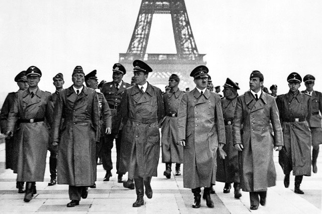 Adolf_Hitler,_Eiffel_Tower,_Paris_23_June_1940