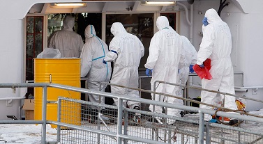 Image: Paramedics dressed in protective attire enter the Bellriva, in Wiesbaden